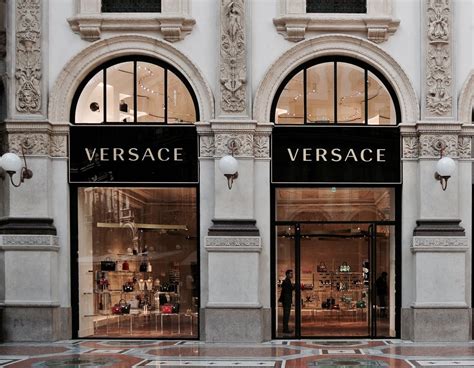 negozi versace jeans caserta|Trova la boutique Versace più vicina .